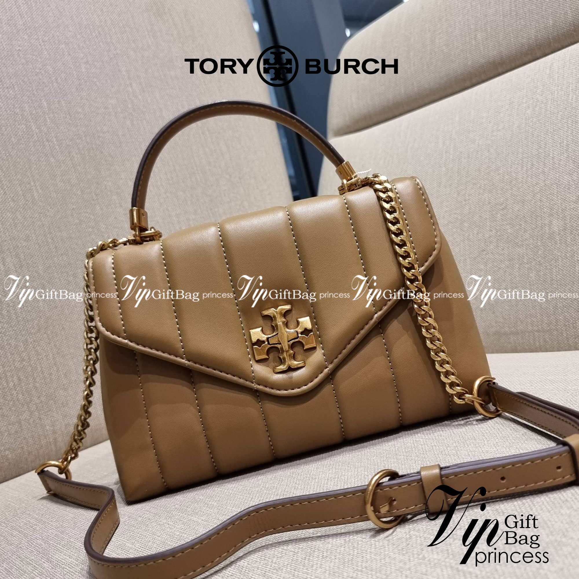 TORY BURCH KIRA QUILTED SMALL SATCHEL มาแล้วด่วนๆ!! กับคอลที่ปังไม่ไหว พร้อมเสิร์ฟสีคลาสสิค กระเป๋าถือ/สะพาย ทรงสวย สะพายคล่องตัว หนังแท้ ดีไซน์บุนวม เส้นคมสวยหรู วัสดุหนังแกะ สัมผัสดีงาม นิ่มมือ เปิด-ปิดด้วยอะไหล่บิดล็อค ภายในเป็นช่องโล่ง มีช่องซิป ใส่ขอ