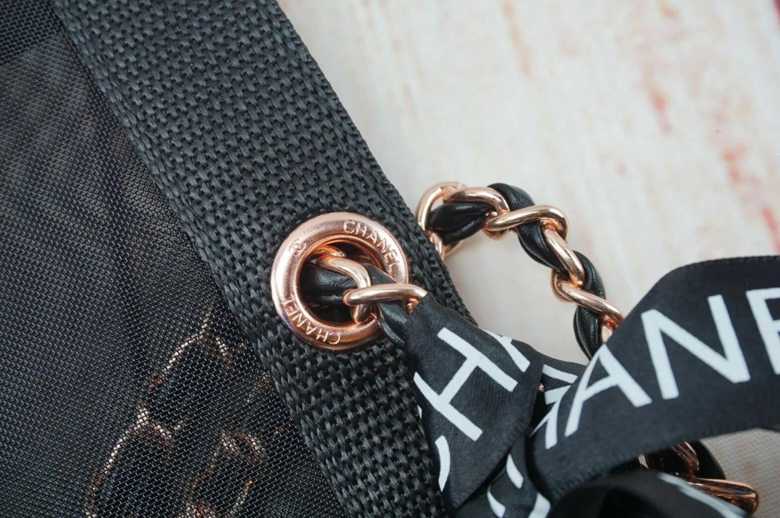 Chanel Black Mesh Tote Bag with Chanel Ribbon กระเป๋าแบรนด์ชาแนล ทำจาก 100% Polyester Mesh รุ่นนี้ สายสะพายโซ่สี rose gold ตัดกับหนัง เพิ่มความหรูหรา น่าใช้ อะไหล่ทุกจุดปั๊มแบรนด์ มาพร้อมริ้บบิ้น Chanel เพื่มดีเทล กระเป๋าด้านหนึ่งสกรีนชื่อแบรนด์ Chanel อี