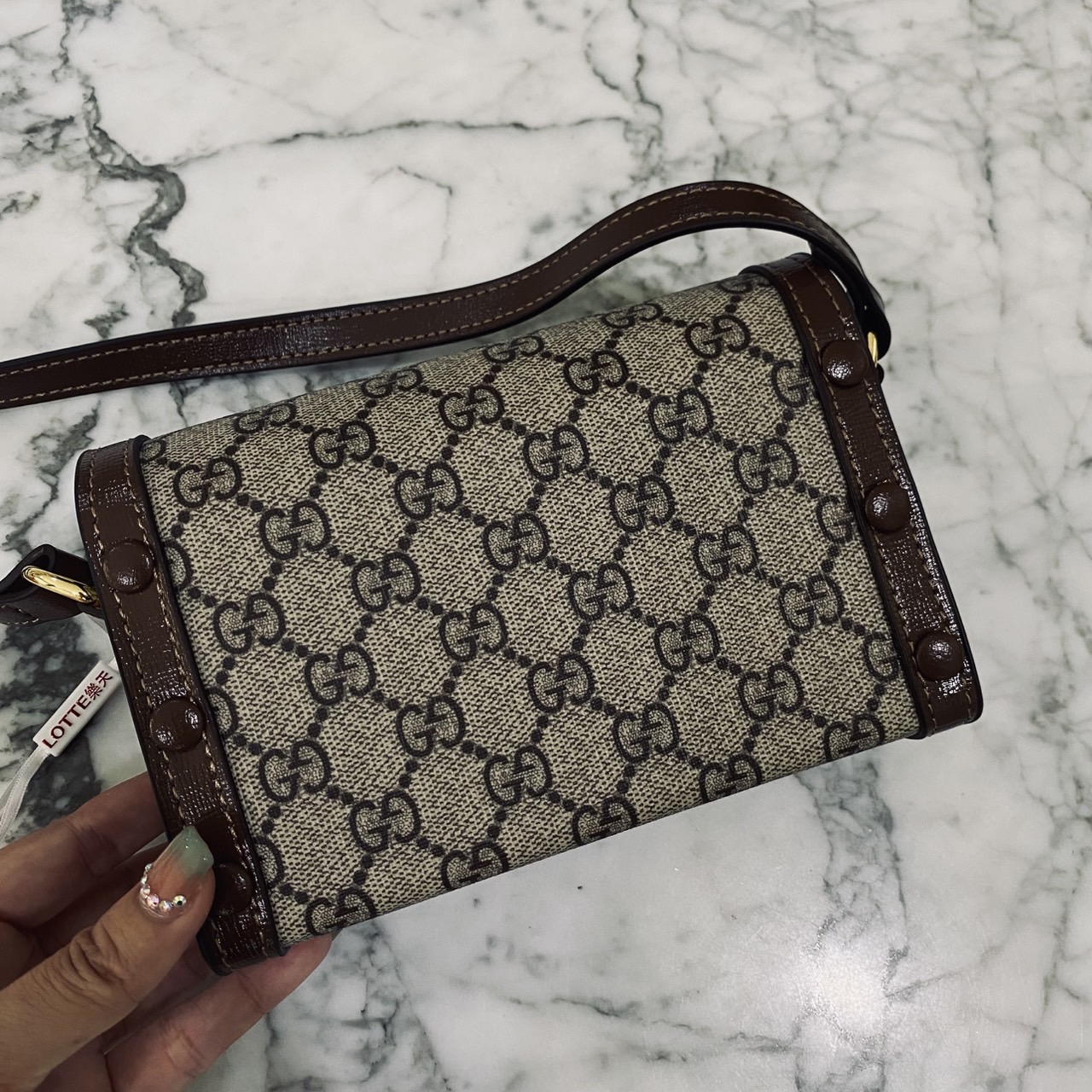 GUCCI Horsebit 1955 Mini Bag กระเป๋าสะพายทรงกล่องสวยอยู่ทรง ใส่โทรศัพท์หรือของใช้เล็กน้อยได้อย่างคล่องตัว แฝงความหรูราคาดีงามจัดมาให้พร้อม box set เป็นใบที่จะหยิบใช้ได้บ่อยๆ ด้วยขนาดกำลังดีใบนี้เอาอยู่เลยค่ะ