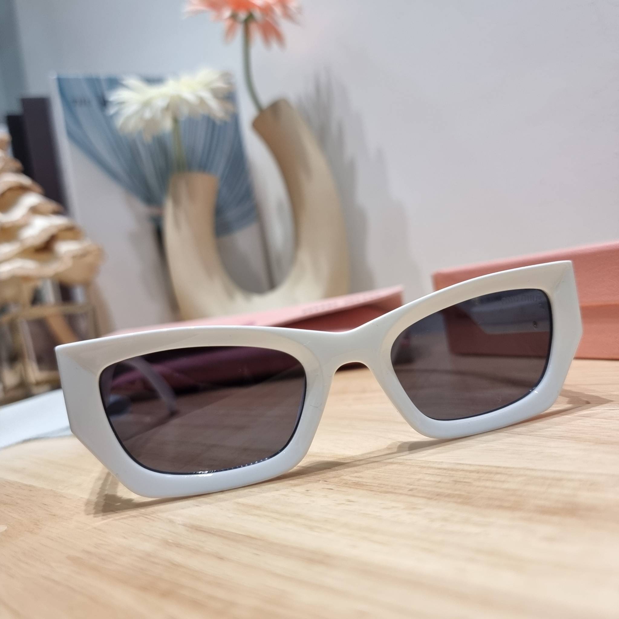 MIU MIU Sunglasses UV protection มาพร้อมอุปกรณ์ครบเซ็ท สวยปัง สวยตะโกน มีพกติดตัวไว้ไม่ตกเทรนด์ ใส่เสริมโหงวเฮ้ง ดูผู้ดี ใช้ได้ทุกโอกาส ทุกสถานการณ์ ใส่ที่บ้านถนอมสายตา ใส่ออกข้างนอกกันแดด กันลม กันฝุ่นก็มั่น ก็เลิศทั้งหมด