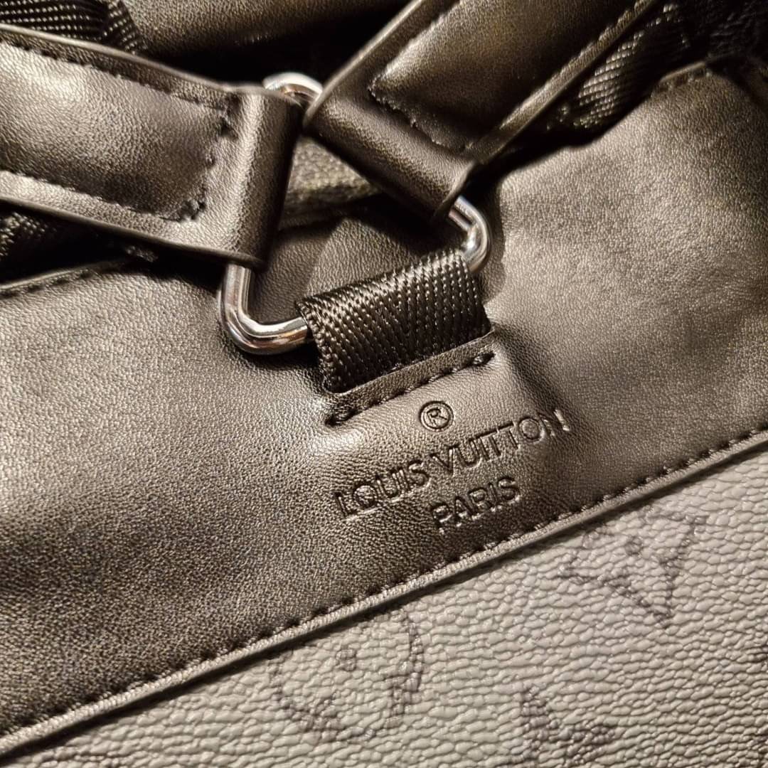 LV Christopher PM Monogram Eclipse Reverse เป้สะพายหลังใบใหญ่ LV MONOGRAM BACKPACK ที่หนุ่มๆตามหากันมากที่สุด LONG WEEKEND กระเป๋าใบใหญ่ต้องมี!! รุ่นสุดฮอต!! ด้วยรูปทรงที่คลาสสิค สไตล์เอกลักษณ์ วัสดุหนังแคนวาส ทนทาน