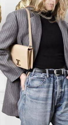 CELINE TRAPEZE TRIOMPHE BAG ดีไซน์เรียบหรู Timeless โดดเด่นมีเอกลักษณ์ ใช้ได้หลายโอกาส แมทช์กับการแต่งตัวง่าย จึงครองใจสาว ๆ ได้ไม่ยาก โดยเป็นกระเป๋าสะพายไหล่ที่อัดแน่นด้วยกลิ่นอายความคลาสสิกและหรูหราตามแบบฉบับของ Celine ด้านหน้าตกแต่งด้วยโลโก้สีทองโดดเด่
