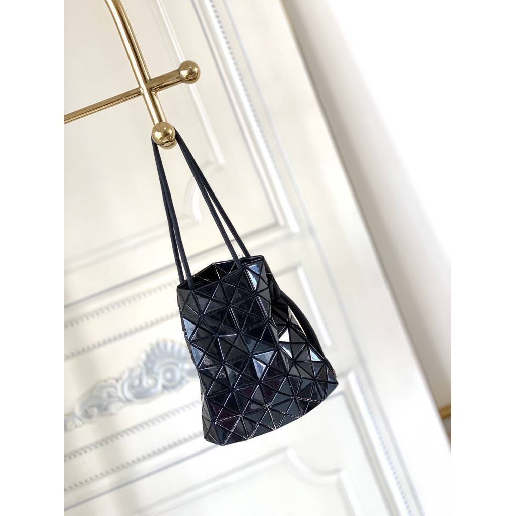 Baobao Issey Miyake Wring Small Bag กระเป๋าสะพายครอสบอดี้พร้อมสายรูดเปิดปิด สามารถปรับความยาวของสายได้ตามสไตล์ความชื่นชอบ ด้วยดีไซน์ทรงน่ารัก เหมาะสำหรับให้สาวๆหยิบใช้ในวันสบายๆ แต่เต็มเปี่ยมไปด้วยความคล่องแคล่ว ไฮไลต์ของซีซั่นนี้คือกระเป๋าที่มาพร้อมกับเช