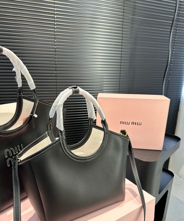 พร้อมส่ง 2 สี MIU MIU IVY LEATHER TOTE BAG กระเป๋าถือทรงโท้ทงานหนังเรียบเต็มใบ มีความยูนิค ใช้งานได้หลากหลายใช้ได้จริงสวยเรียบหรู จับแมตช์ง่าย สวยงาม