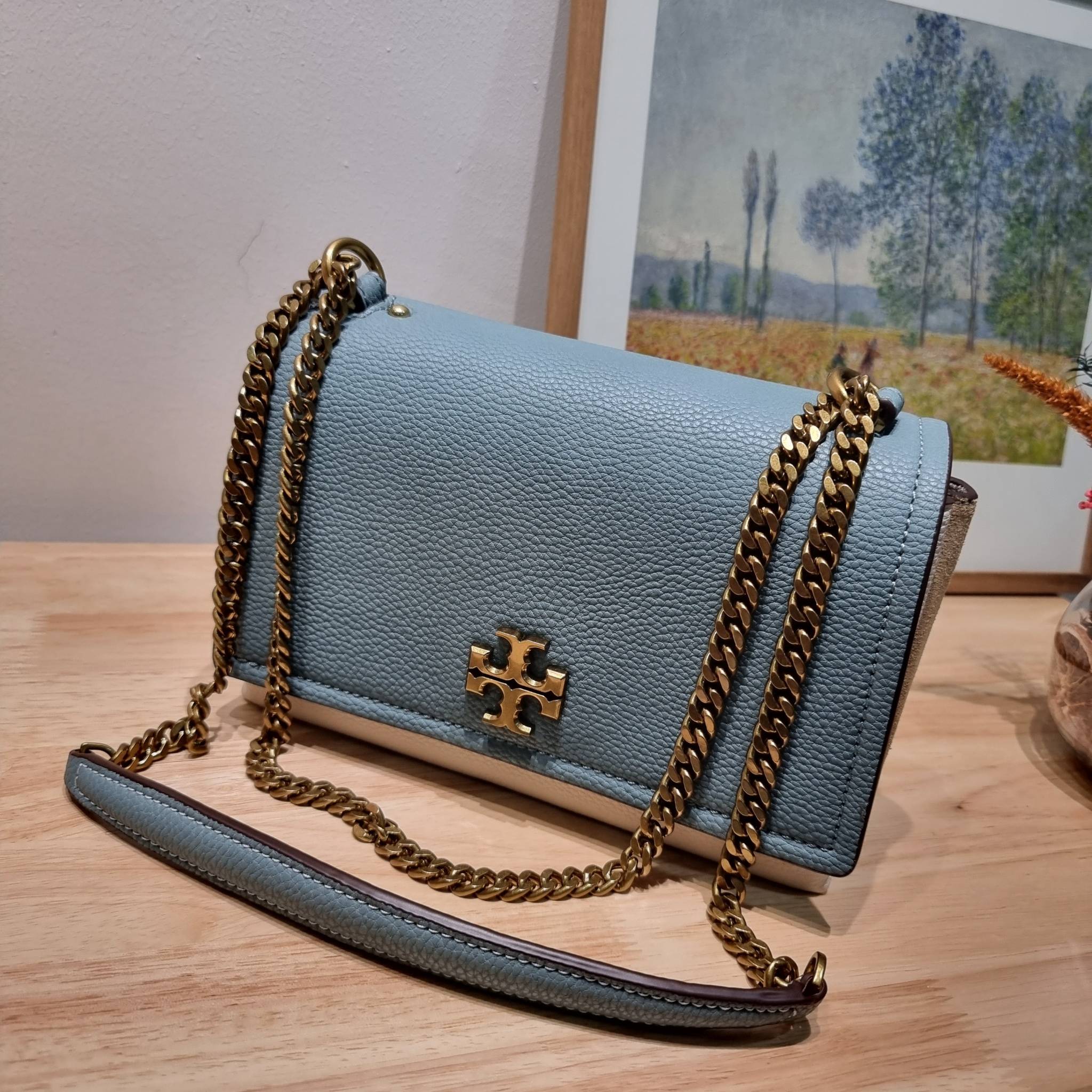 TORY BURCH LIMITED-EDITION SHOULDER BAG รุ่นลิมิเต็ด กับกระเป๋าสะพายไหล่ทรงผู้ดี ที่ผลิตมาในจำนวนจำกัด โดดเด่นด้วยอะไหล่ทองคลาสสิคหรูหรา