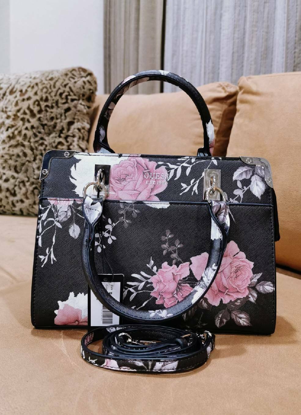 GUESS WOMAN CROSS BODY BAG กระเป๋าถือ/สะพายรุ่นใหม่ล่าสุดจาก GUESS FACTORY หนังสวยอยู่ทรงแข็งไม่ย้วย ขนาดกำลังดี น้ำหนักเบาด้านหน้าประดับโลโก้แบร์นพร้อมอะไหล่เงินที่หูหิ้วและมุมขอบกระเป๋าเพิ่มดีเทลเก๋ หูจับเเข็งแรงพับลงได้ เปิดปิดด้วยซิปสะดวกใช้ ภายในมีโล