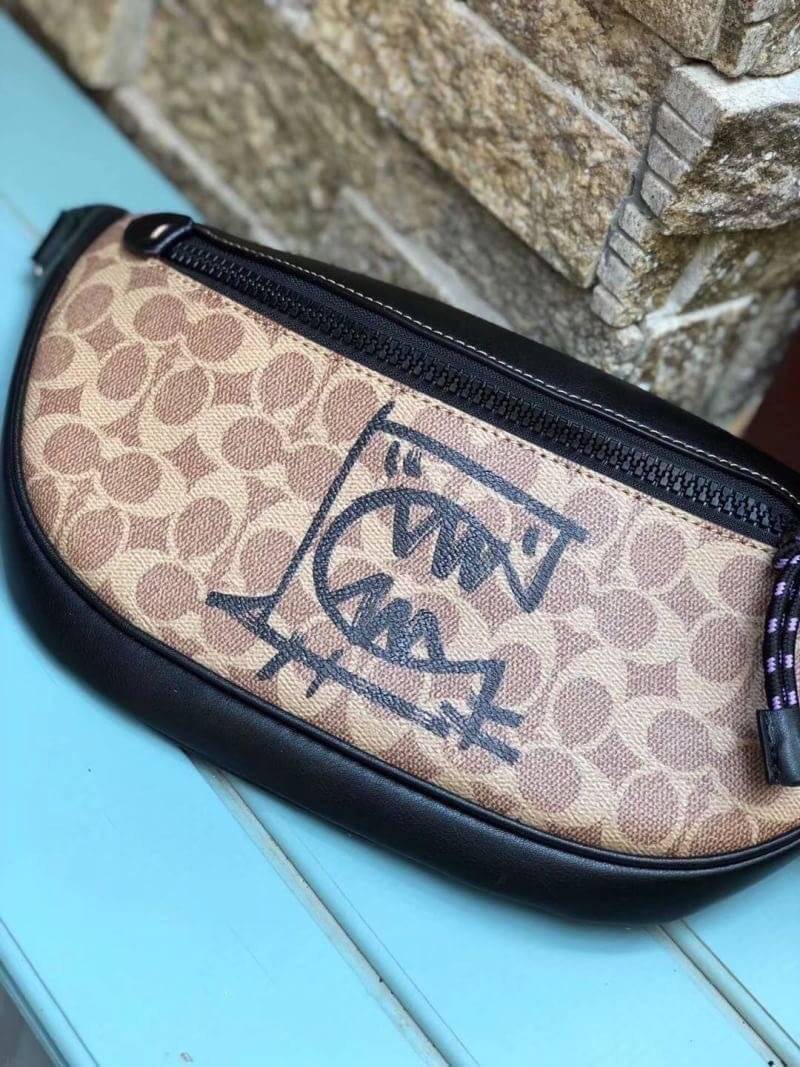 OUTTLET 】COACH Rivington Belt Bag In Signature Canvas With Rexy By Guang Yu (75761) กระเป๋าคาดอก หนังแท้เรียบ นิ่มสวย ด้านหน้าเด่นด้วยลายปริ้นท์เก๋เท่ มากๆค่ะ มีช่องซิปหลักให้2ช่องใส่ของได้จุเลยนะคะ สายคาดเลื่อนปรับแบบฟรีไซด์ค่ะ 📌ใบจริงสวย สะพายวั