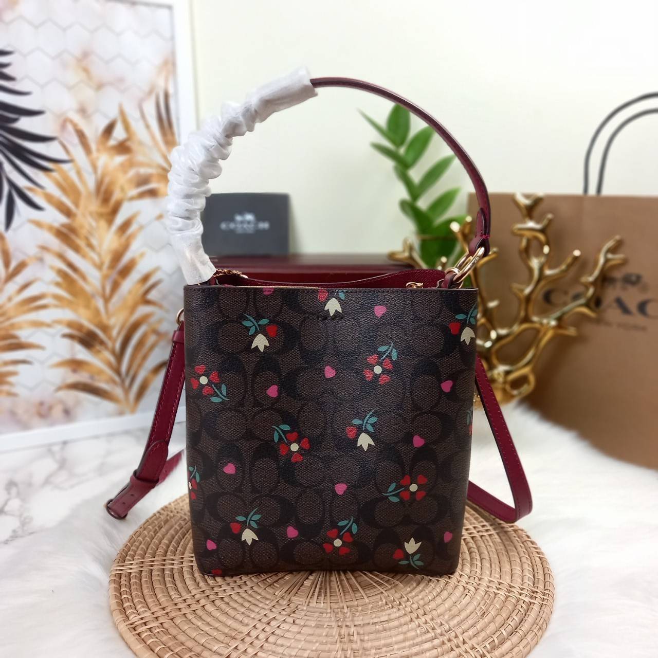 COACH SMALL TOWN BUCKET BAG WITH HEART PETAL PRINT(C7975//C7976)🌺💞กระเป๋าถือ กระเป๋าสะพาย ทรงฮิตยอดนิยมตลอดกาล>>ปริ้นลายดอกไม้รูปหัวใจมินิ น่ารักเกินเบอร์มาก🥰 ไม่ว่าจะออกมาคอลเลคชั่นไหนๆ ก็ครองใจสาวๆไปได้ทุกรุ่น/ วัสดุหนังแคน