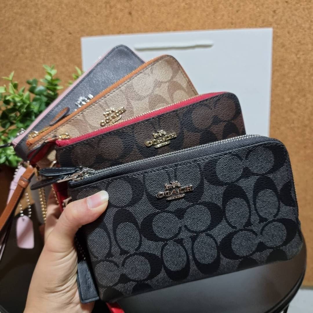 COACH F87591 DOUBLE CORNER ZIP WALLET IN SIGNATURE COATED CANVAS คล้องมือรุ่น 2 ซิป!! มาแล้วจ้า 🌟🤗 ไซส์นี้คือเหมาะมือจริงๆ พกง่ายเช่นเคย ไม่ต้องกังวลว่าจะเกะกะหรือกินพื้นที่กระเป๋าหลัก วัสดุหนังแคนวาสเคลือบลาย มีช่องหลักแยก 2 ช่อง ภายในบุผ