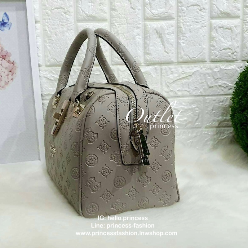 Guess Peony Classic Box Satchel คอลเลคชั่นใหม่สวยหรูจาก Guess กระเป๋าสะพายหนังนิ่มปั๊มแบรนด์รอบใบ ขนาดกำลังดี ฐานกระเป๋ามีหมุดรองฐานกันรอย หัวซิปปั๊มแบรนด์ ภายในกว้างจุของได้เยอะ มาพร้อมสายปรับและถอดออกได้ พร้อมส่ง 4 สี สวยทุกสี พลาดไม่ได้กับสาวยุคใหม่เลย