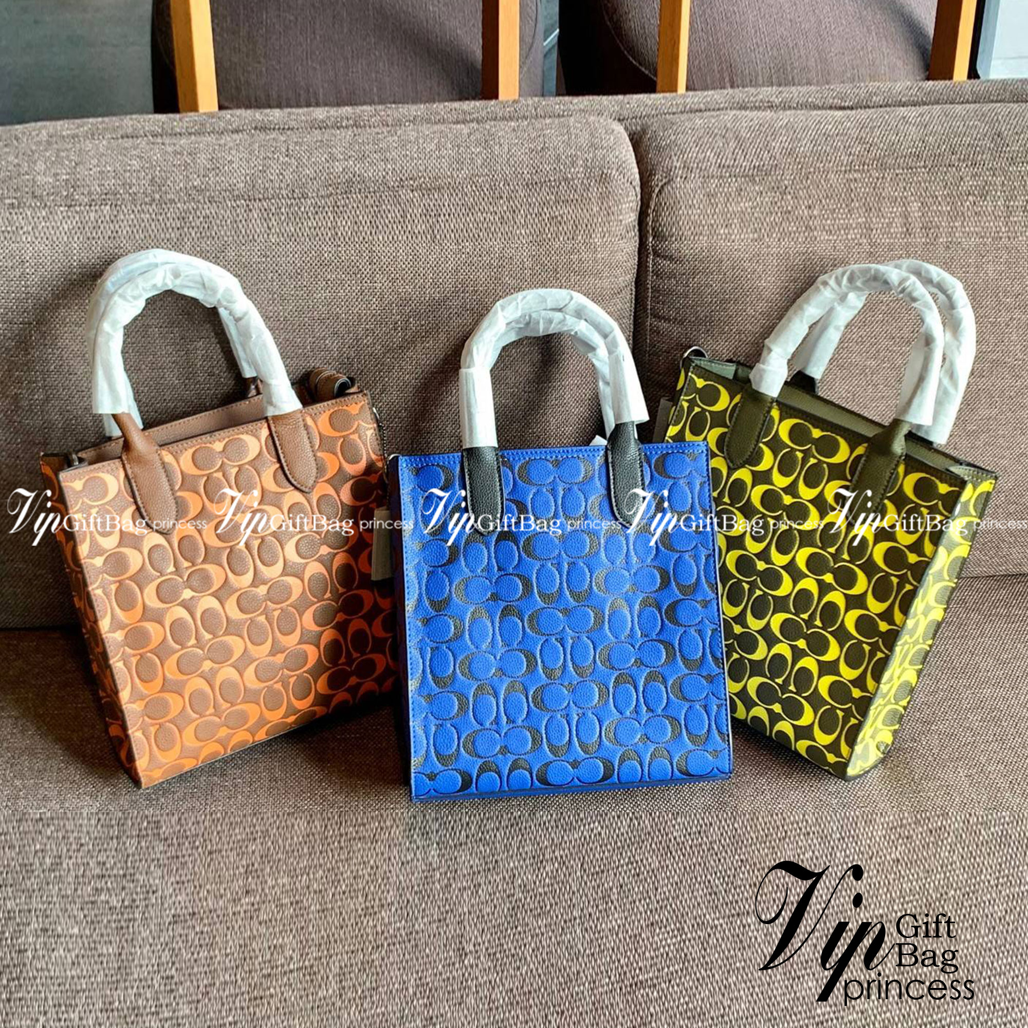 COACH COLORFUL GOTHAM TOTE SIGNATURE ((CA814)) รุ่นนี้ใช้ได้ทั้งผู้ชายและผู้หญิง ขนาดกลางๆกำลังสวยเลยค่ะ ใหม่ล่าสุด ก่อนใคร! กับกระเป๋าที่รังสรรค์สีออกมาได้สดใส เรียกได้ว่าจัดเต็มในเรื่องสีมีเดียวค่ะ หนังแท้ ลายหนังสวย บวกกับโลโก้แบรนด์ทั้งใบที่ลงลายสีได้