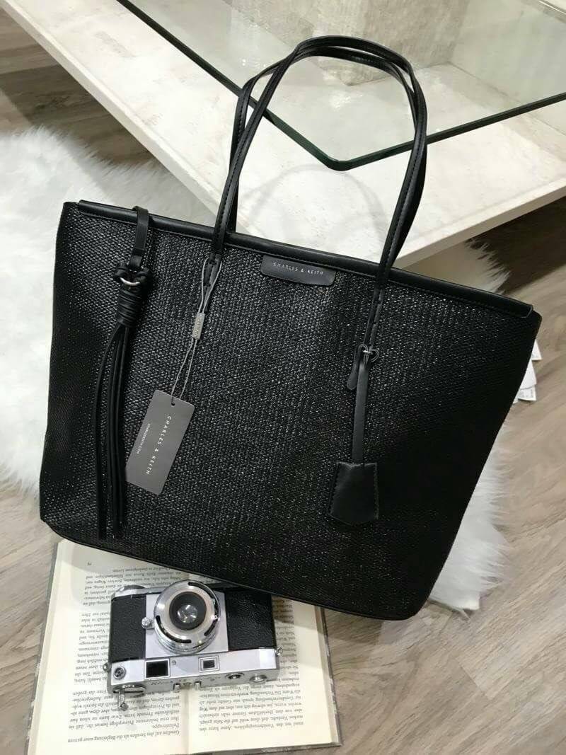Charles & Keith Black Textured Tote Bag กระเป๋าสะพายทรง Shopping ใบใหญ่จุใจโดดเด่นด้วย Textured สานรอบใบสวยอยู่ทรง น้ำหนักเบา ด้านหน้ามีโลโก้พร้อมTAG พวงกุญแจห้อยที่หูหิ้ว เปิดปิดด้วยซิปพู่หนังสายยาว ภายในกว้างและจุ มีช่องใส่ของและช่องซิป ใส่เอกสารA4 ipad