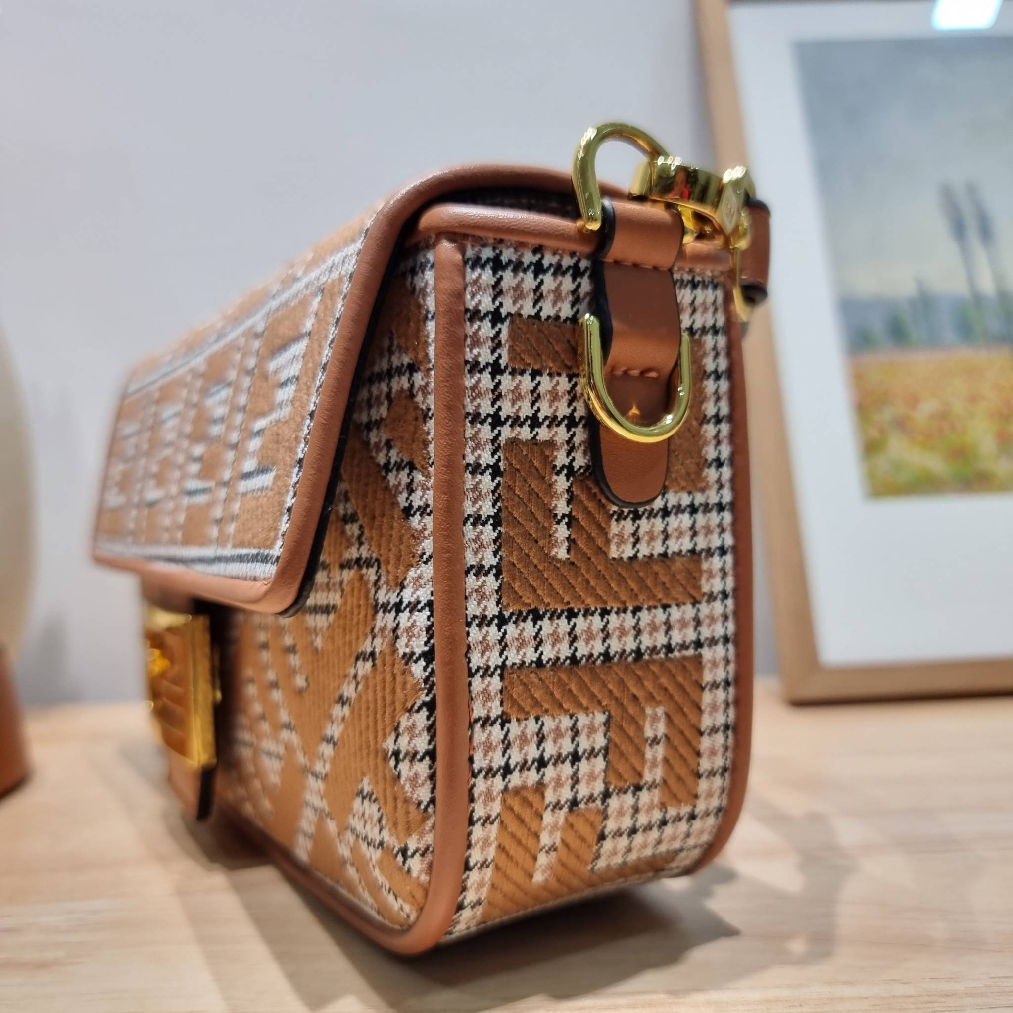 FENDI BAGUETTE MONOGRAM PRINT SHOULDER BAG / FENDI Baguette Brown houndstooth wool bag with FF embroidery อีกหนึ่งรุ่นใหม่ ปังไม่ไหวจ้าแม่!! กระเป๋าสะพายทรงแบคเกตต์ ดีไซน์ลวดลายรอบใบ มี texture โดดเด่นน่าใช้ ดูหรูและคลาสสิค