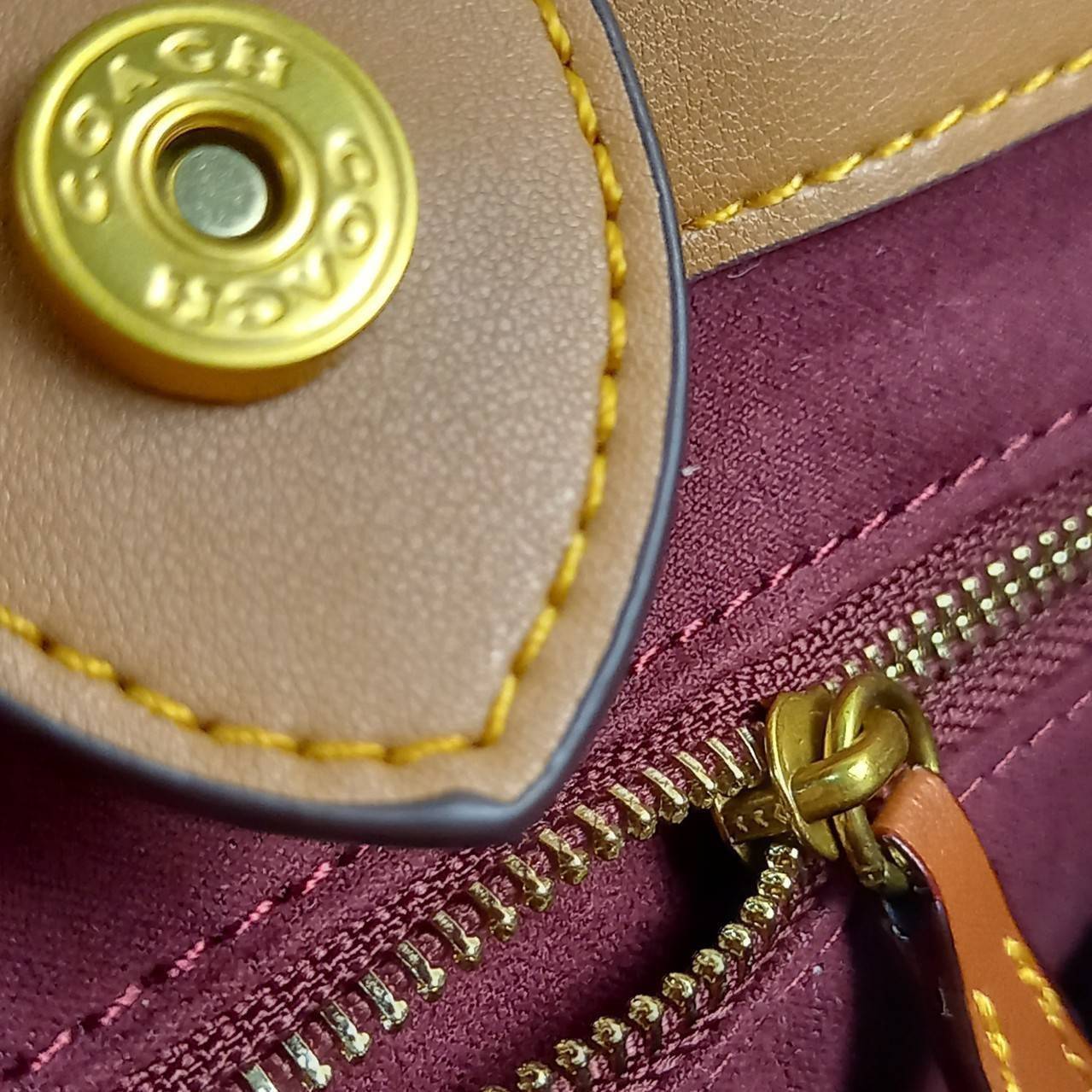 OUTLET 】COACH FIELD TOTE 22 IN RAINBOW SIGNATURE CANVAS(COACH C5142) ความสดใส พร้อมแจ้งเกิด สวยทุกฤดูกาลมากจริงๆ🌺 คอลเลคชั่น ที่ไม่ต้องพูดเยอะ//กระเป๋าทรงTOTE // ว้สดุหนังแคนวาส เก็บดีเทลด้วยหนังแท้ สวยเนียบ ด้วยลาย C signature สีรุ้ง🌈 มีส