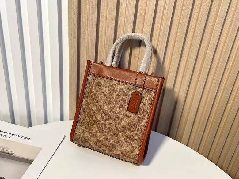 COACH MINI CASHIN TOTE ((C4828)) 💥พร้อมส่งที่ไทยรุ่นใหม่ล่าสุดค่ะ! กระเป๋าขนาดมินิ หนังแท้ หนังนิ่มสวย น่าใช้มากๆค่ะ ปากกระเป๋าแบบแม่เหล็ก ภายในสามารถใส่กระเป๋าเงินใบกลางได้;มือถือแบบตั้งได้ทุกรุ่น;ของจำเป็นจุกจิกสาวๆได้หลายอย่างนะคะ;พร้อมช่องเสีย