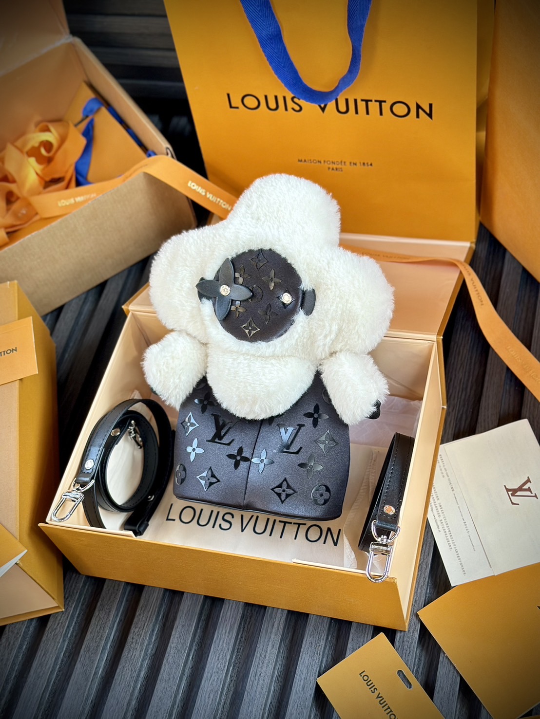 สลับแท้ LV Vivienne Backpack กระเป๋าเป้ คอลเลกชัน Ski Snow แต่งขอบขนเฟอสุดพิเศษ ดีไซน์น่ารักน่าใช้ งานผ้าไนลอนรุ่นใหม่ของแบรนด์ พิมพ์ลายโมโนแกรมด้วยซิลค์สกรีน