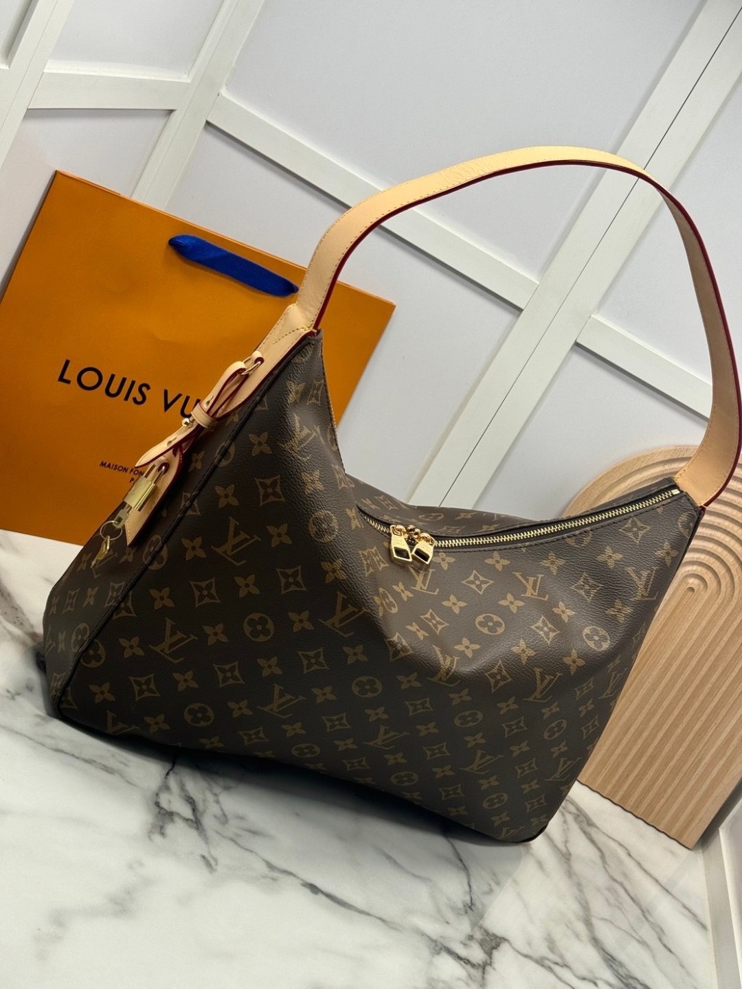 LV Slouchy MM Hobo bag 40 cm กระเป๋าถือ/สะพายไหล่ทรงโฮโบรุ่นใหม่ โดดเด่นด้วยรูปทรงอันเป็นเอกลักษณ์ เหมาะสำหรับพกพาเดินทางและใช้งานทุกวัน ลาย Monogram แคนวาสสุดไอคอนิก เสริมความสง่างามด้วยอะไหล่สีทอง งานจริงสวยมาก แนะนำค่ะ