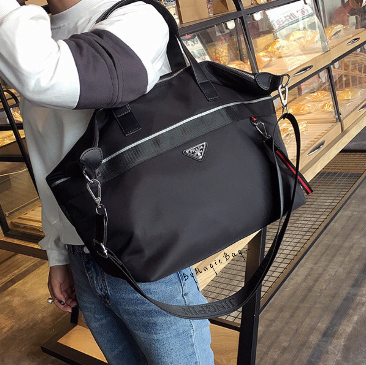 💕Prada💕 ใครกำลังมองหากระเป๋าใบใหญ่ ใส่ของเดินทางไปต่างจังหวัดได้ ขอแนะนำใบนี้เลยค่า เข้ากระแสมาก จุของได้เยอะสุดๆ งานติดโลโก้ ดูแพงมากๆ งานสวยผ้าไนล่อนอย่างหนา ดูมีราคาไม่ไก่กานะคะ สกรีนด้านหน้า อย่างดี สีไม่หลุดลอกง่าย น้ำหนักกระเป๋าเบา ใ