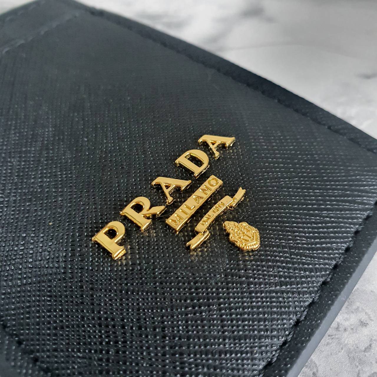 สิ้นสุดการรอคอย!! พร้อมส่งที่ไทยแล้วค่ะ สายคล้องบัตรสุดคลาสสิค จากงานพรีเมี่ยมกิ้ฟท์แบรนด์ดังอย่าง PRADA วัสดุหนังพรีเมี่ยม SAFFIANO อะไหล่ทอง ปั้มแบรนด์ ด้านหน้ามีช่องใส่บัตร1ใบ ประกับโลโก้PRADA และด้านหลังใส่บัตรได้อีกหนึ่งใบ(แบบใส) สำหรับโชว์บัตร ไอเท็