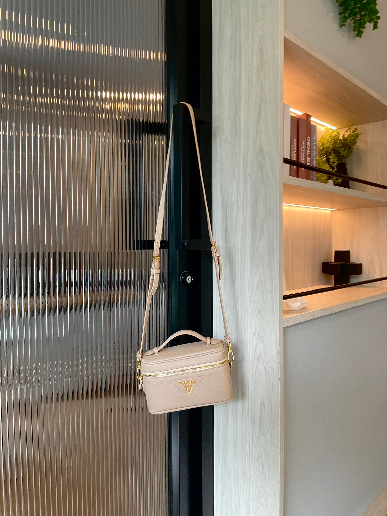 PRADA BOX BAG รุ่นใหม่จากแบรนด์ Prada กับทรง Mini Box ขนาดกำลังดี อยู่ทรงสวยมากกกก อะไหล่ทองทั้งใบ และยังมาพร้อมสายสะพาย