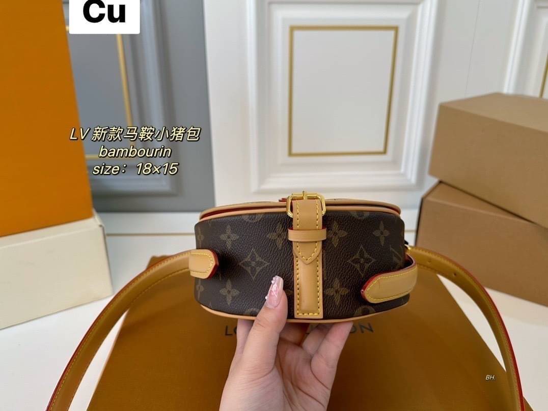 LV Tambourine Monogram Crossbody Bag กระเป๋าสะพายทรงสวย ดีไซน์คลาสสิควินเทจ งานหนังแคนวาสตัดสลับหนัง สายสะพายในตัวปรับได้ ถือเป็น clutch ออกงานก็ได้ ดูแพงมากๆ