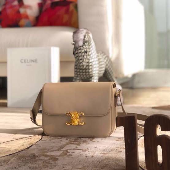 Celine MEDIUM TRIOMPHE BAG IN SHINY มีรูปทรงเป็นกล่องคล้ายกับกระเป๋า Classic Box แต่มีการออกแบบโลโก้ที่สะดุดตาแบบวินเทจ ด้วยดีไซน์ที่ดูโฉบเฉี่ยว แต่คงความคลาสสิคอย่างเต็มเปี่ยม ทำให้เป็นที่ดึงดูดความสนใจของสาวๆ สายสะพายสามารถปรับระดับได้ มีความคล่องตัวในก