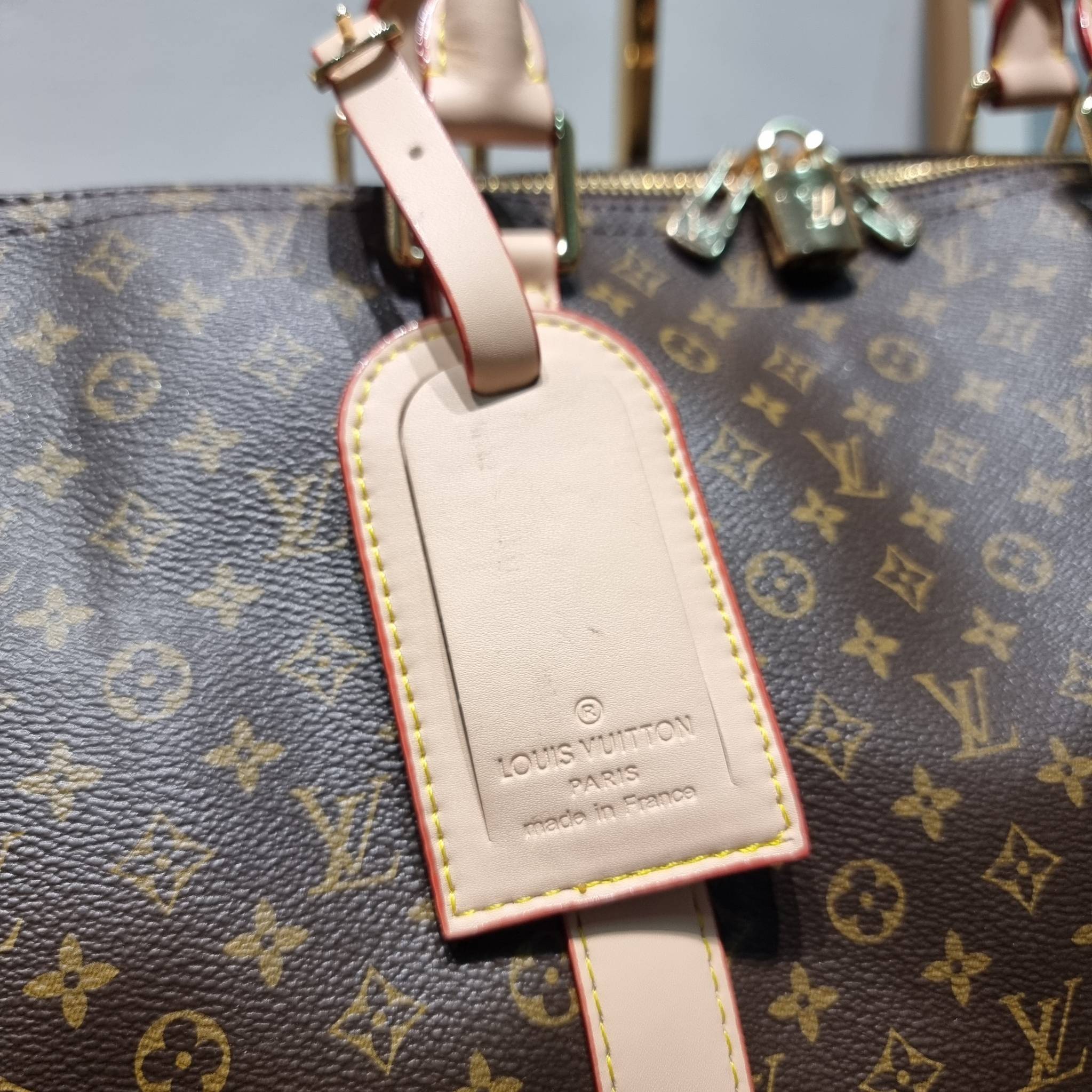 LV KEEPALL BANDOULIERE กระเป๋าเดินทางสุดคลาสสิค ทึ่ใครๆก็เฝ้ารอ ไอเท็มที่จะทำให้การเดินทางไม่ธรรมดาอีกต่อไป ด้วยดีเทลความเป็นเอกลักษณ์ เรียบแต่หรู วัสดุหนังแคนวาสคุณภาพดี ลวดลายโมโนแกรม เปิด-ปิดด้วยซิปแน่นหนา มีกุญแจล็อคได้ มีสายสะพายครอสให้ ภายในโล่งกว้า