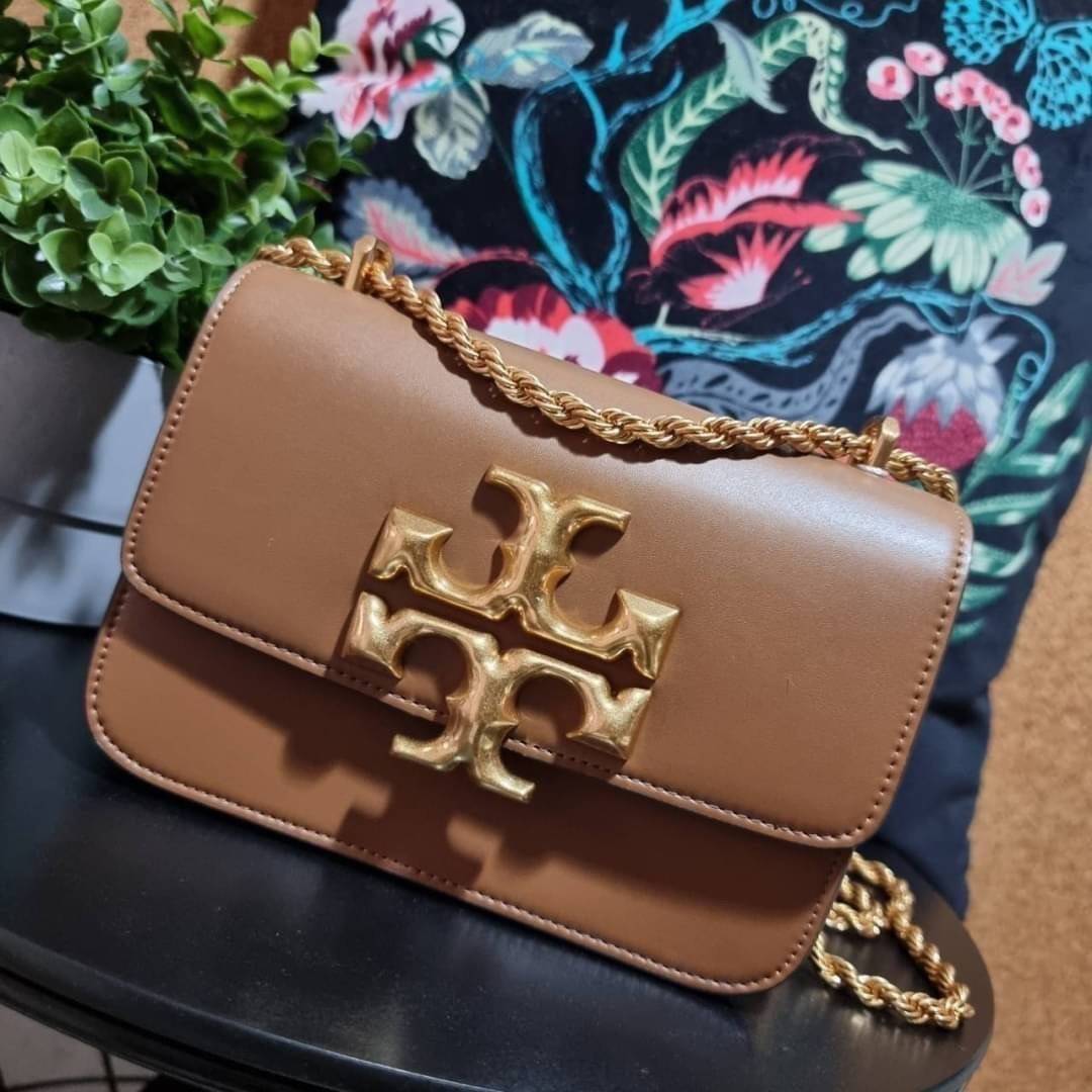 TORY BURCH ELEANOR SMALL CONVERTIBLE SHOULDER BAG ฮอตไอเท็ม รุ่นนี้ขายดีขายหมด สวยหรู คุณหนู ผู้ดี!! หายากมากแล้วน้า กระเป๋าสะพายข้าง ดีไซน์อยู่ทรง ขนาดกำลังสะดวกใช้สำหรับสาว วัสดุหนังแท้เต็มใบ สีทูโทน เปิด-ปิดด้วยแถบแม่เหล็ก ภายในแบ่งสัดส่วนได้เป็นอย่างด