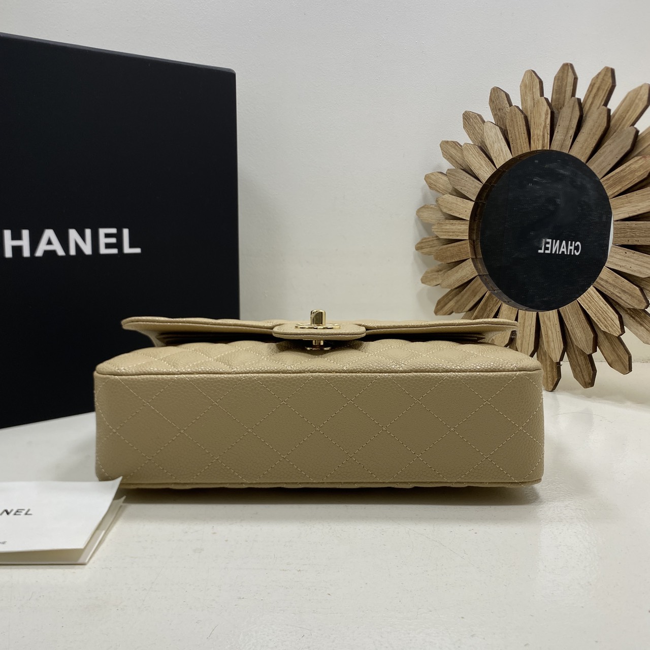 ORI หนังแท้ | CHANEL Classic Medium Flap Bag 25cm กระเป๋าสะพายคลาสสิกรุ่นยอดนิยมตลอดกาล ดีไซน์เรียบหรูหราขับผิว งานหนังแท้ อะไหล่ทองหรูหรา สุดยอดเดอะเบสท์ไอเท็ม