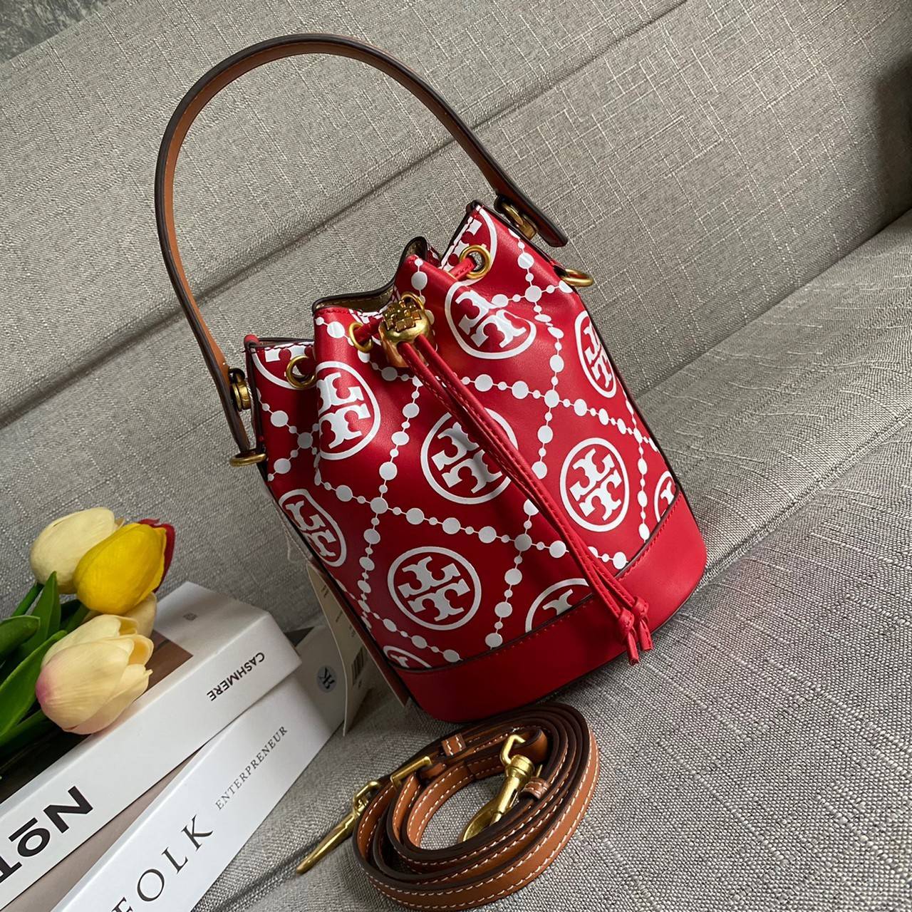 TORY BURCH T Monogram Embroidered Mini Bucket Bag ถูกหรือแพงต้องแดงไว้ก่อนเลยค่ะ ^^ กระเป๋าทรงบักเก็ตใบเล็กน่ารัก สุดหรูหรา ทรงสวย โด่ดเด่นลายพิมพ์ monogram วัสดุหนังอย่างดี เปิด-ปิดแบบหูรูด ล็อดด้วยปุ่ม อะไหล่ทองสวยงาม มาพร้อมสายยาว ปรับสายได้ ถอดสายได้ 