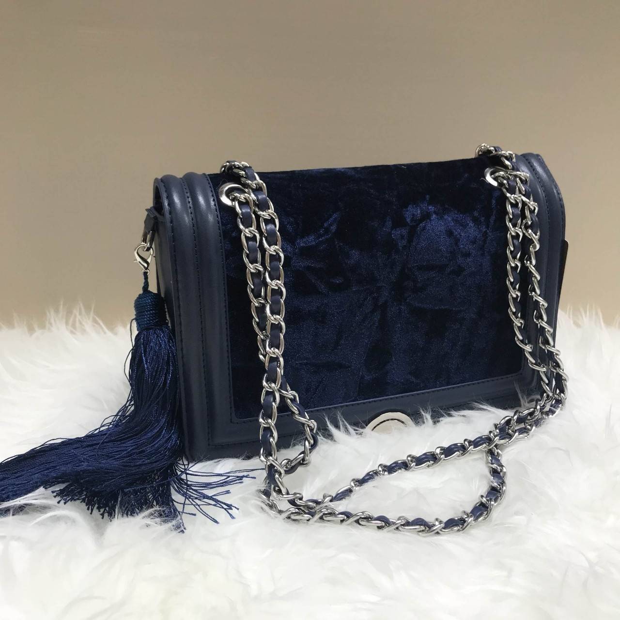 Pedro Velvet Tassel shoulder Bag รุ่นใหม่ชนช้อป!! จากแบรนด์ในเครือ charles&keith กระเป๋าสะพายข้างทรงกล่อง ตั้งอยู่ทรง สายสะพายโซ่ร้อยหนัง อะไหล่ทองทั้งใบ ด้านข้างประดับพู่สุดหรูสามารถสะพายได้ทั้งสายเดี่ยวและสายคู่ ภายในมีช่องซิปแยก สามารถใส่กระเป๋าสตางค์ท