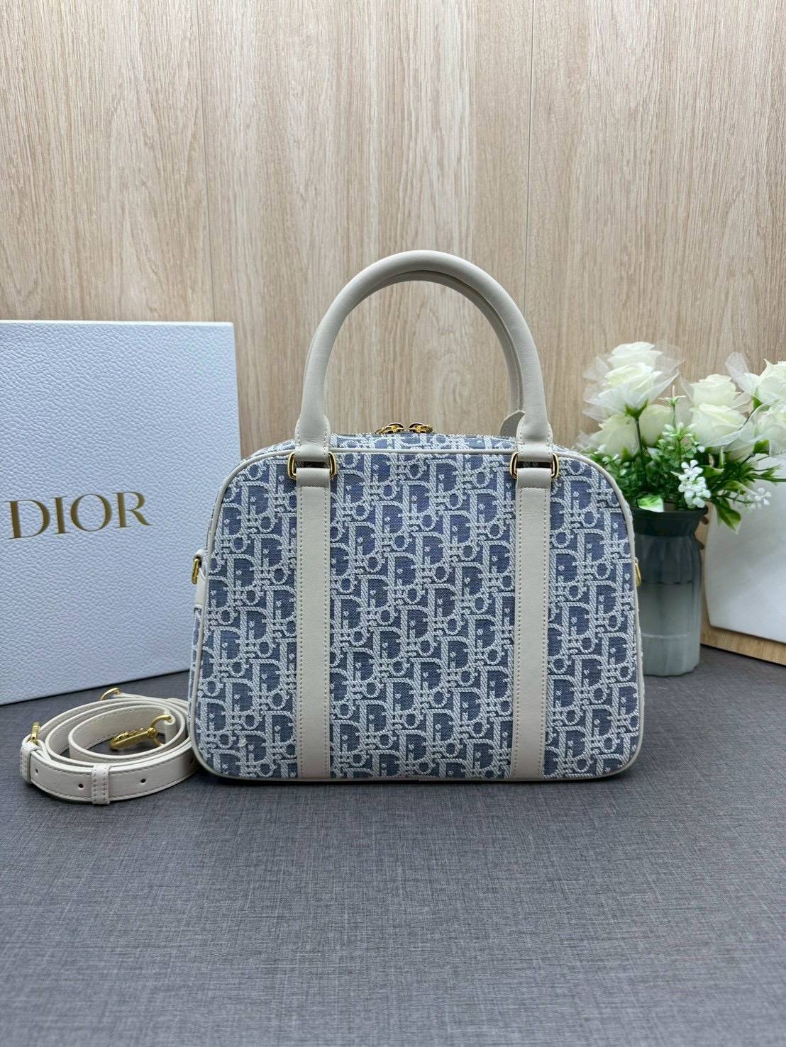 ORI หนังแท้ | DIOR Large D-Vibe Bowling Bag กระเป๋าทรงหมอนดีไซน์โบว์ลิ่งใบใหญ่ ทันสมัยใช้งานง่ายจุของได้เยอะ สวยสง่างามเป็นเอกลักษณ์