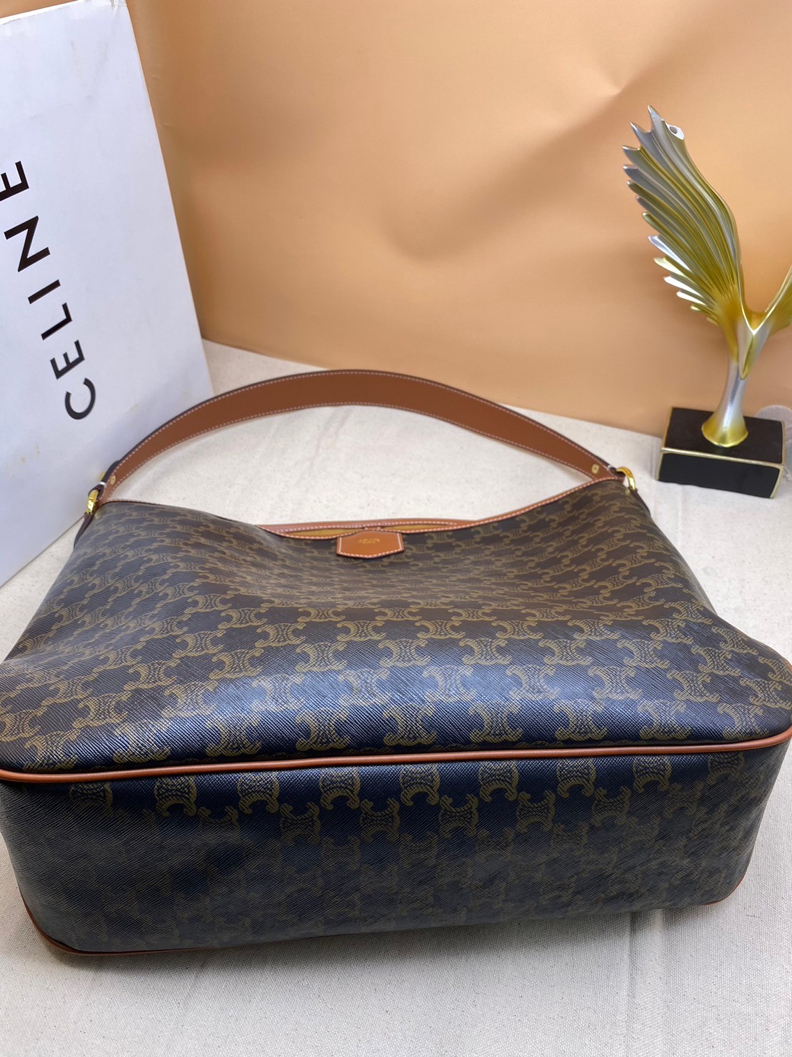 Large : Celine Triomphe Tote Handbag / Celine Tote Bag / Celine Delightful Monogram Tote พร้อมส่ง กระเป๋าถือใบใหญ่ พร้อมสายสะพายถอดได้ เป็นอีกหนึ่งใบที่คุ้มค่าคุ้มราคามากสำหรับสาวๆที่ชอบพกพาสิ่งของเยอะ