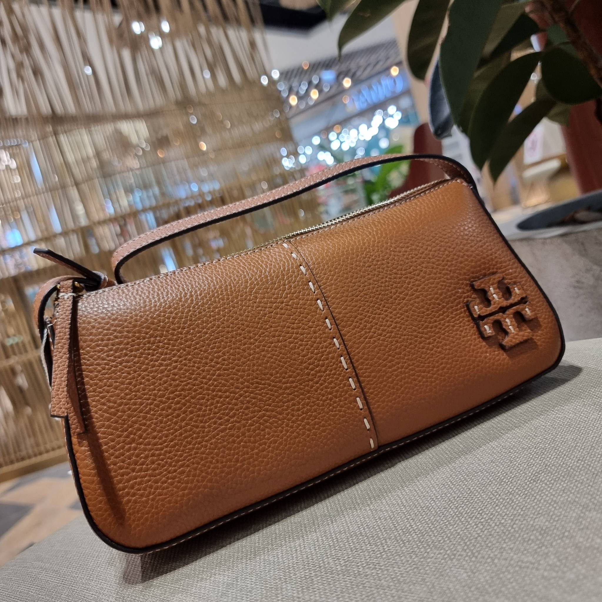 TORY BURCH MCGRAW WEDGE กระเป๋าสะพายไหล่ ทรงสวยไม่ซ้ำ ไม่เกร่อ!! สะดวกใช้งาน ดีไซน์เรียบแต่แฝงความหรู และคลาสสิคในตัว วัสดุหนังลูกวัว สัมผัสดี สวยคม เปิด-ปิดด้วยซิป ภายในเป็นช่องโล่ง มีช่องย่อยเก็บบัตร มาพร้อมสายสะพายในตัว ปรับได้อีกเล็กน้อย ไอเท็มนี้เหมา