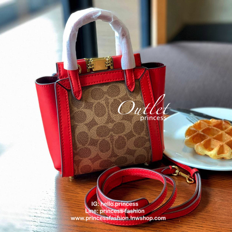 COACH TROUPE TOTE SIGNATURE CROSSBODY BAG กระเป๋าสะพายข้าง/ crossbody size mini หนังแท้ลาย C อะไหล่ทอง vintage เปิดปิดกระเป๋าแบบหมุนล็อค แม่เหล็กในตัว ภายในโล่ง ใส่ wallet สั้น มือถือทุกรุ่น ซัปในเป็นหนังกลับอย่างดี พร้อมสายสะพายถอด ปรับระดับได้ค่ะ