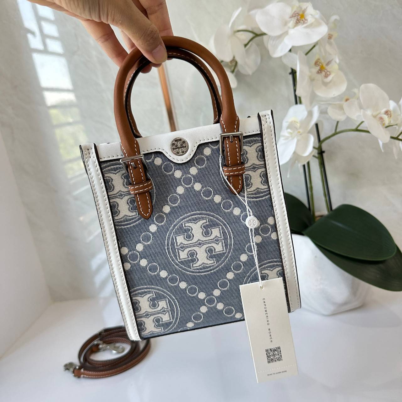 Tory Burch Mini T Monogram Denim Tote / Tory Burch T Monogram Jacquard Denim Mini Tote กระเป๋าทรงโท้ทไซส์มินิ T Monogram รูปแบบคลาสสิค ตัดเย็บอย่างดี คอลใหม่ห้ามพลาดคะ