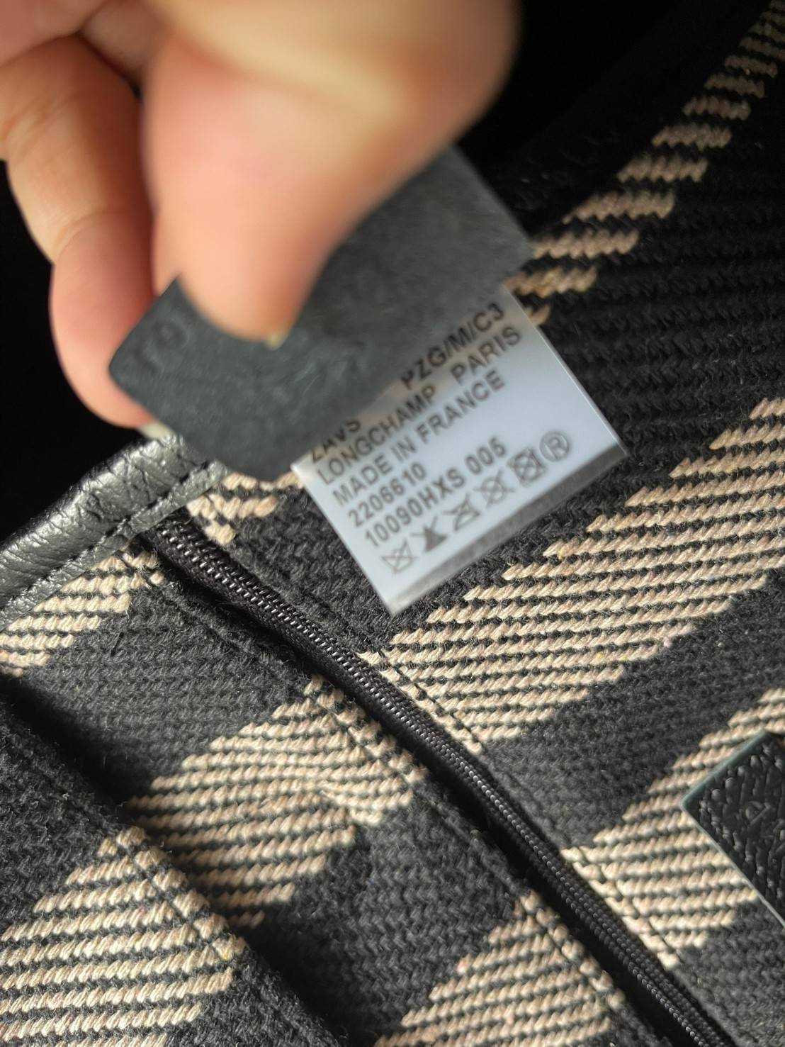 Longchamp Essential Stripes shoulder bag อีกหนึ่งคอลเลคชั่นสำหรับใครที่ต้องการกระเป๋าแบบใช้งานได้ในหลาย ๆ โอกาส การเลือกกระเป๋าขนาดเล็กย่อมไม่สะดวกและไม่ครอบคลุมต่อการใช้สอยอย่างแน่นอน Longchamp รุ่นนี้สามารถตอบโจทย์ ในการใช้งานที่หลากหลายขึ้น เพราะบางครั