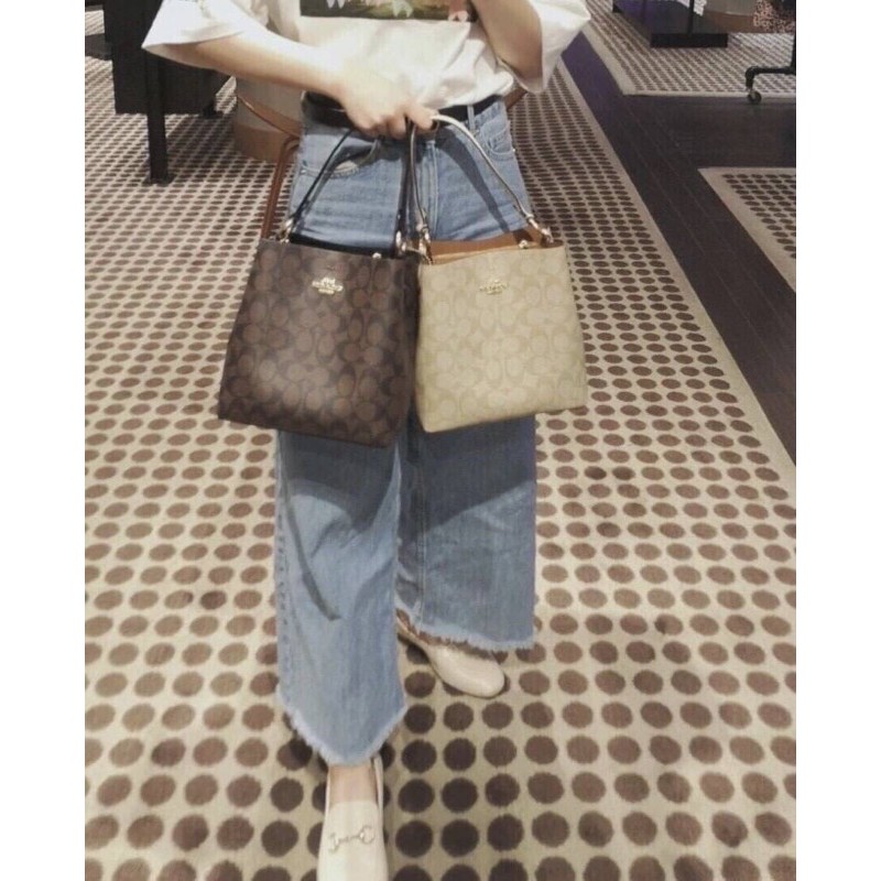 COACH 2312 SMALL TOWN BUCKET BAG IN SIGNATURE CANVAS รุ่นยอดนิยมใบเล็กมาครบสีแล้วจ้า กระเป๋าทรงบัคเก็ต สีผู้ดี๊ผู้ดี ตัวกระเป๋าดีไซน์คลาสสิคลายซี ดูโดดเด่น วัสดุหนังแคนวาสเคลือบลาย สวยคมทุกมุมจริงๆ!! เปิด-ปิดด้วยกระดุมแม่เหล็กทั้ง 2 ฝั่ง ภายในเป็นช่องโล่ง