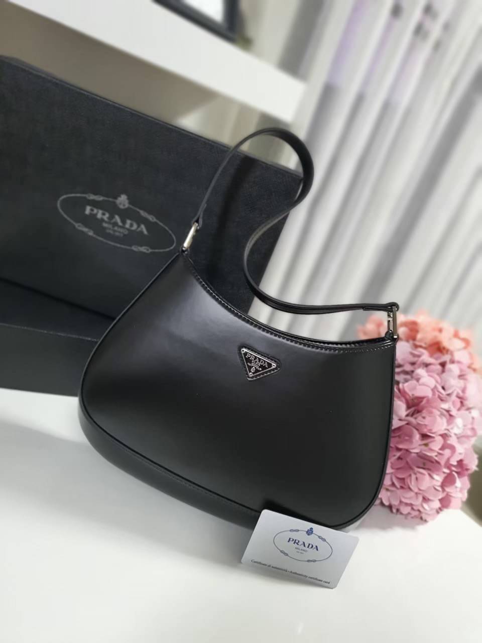 Prada Cleo brushed leather shoulder bag กระเป๋าทรงสวยยอดฮิต กับแบรนด์ PRADA งานพรีเมียมกิ้ฟท์จากแบรนด์ ทรงสะพายไหล่สวยหรูอยู่ทรง PRADA CLEO หนังเรียบดำเงาหรูสุดคลาสสิต เปิดปิดด้วยกระดุมอะไหล่เงินทั้งใบ ด้านในใส่กระเป๋าสตางค์ยาว มือถือ ของจุกจิกได้เยอะ มีป
