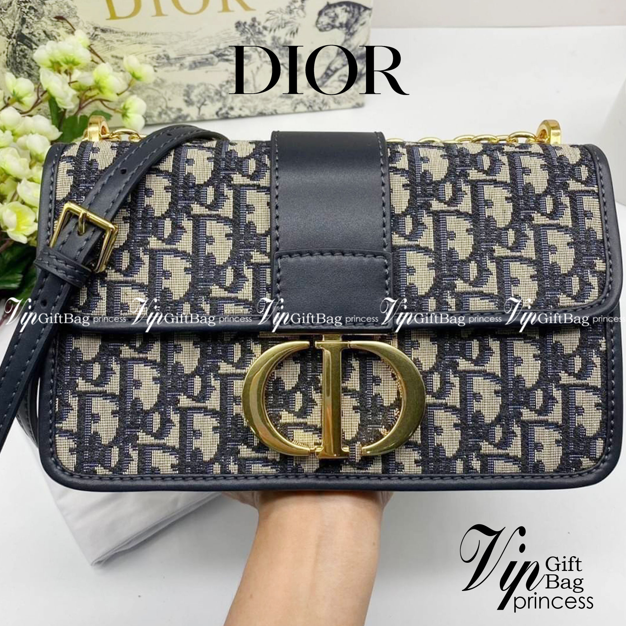 หนังแท้ CHRISTIAN DIOR 30 MONTAIGNE BAG Oblique Jacquard เอกลักษณ์ของความหรู น้ำหนักเบา ไอเท็มหายาก!! Best seller!! ยกให้น้องเลย!! ดีไซน์เรียบหรูในความเป็นเอกลักษณ์ ใช้งานง่าย สะดวก ได้ทุกโอกาส แนะนำเป็น everyday bag ติดตัวไว้เลยจ้าสาวๆ พร้อมส่งที่ไทย ภาพ