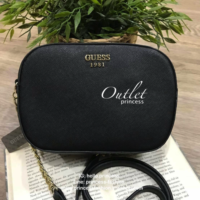 GUESS SAFFIANO SLING BAG กระเป๋าถือหรือสะพายจาก GUESS FACTORY หนัง Saffiano สวยอยู่ทรงขนาดมินิกำลังน่ารัก ด้านหน้าประดับโลโก้แบรนด์อะไหล่เงิน เปิดปิดด้วยซิปสะดวกใช้ ภายในมีโลโก้สามารถใส่มือถือiphone8+ ของจุกจิกได้ มาพร้อมสายสะพายโซ่ต่อหนังปรับไม่ได้ Cross