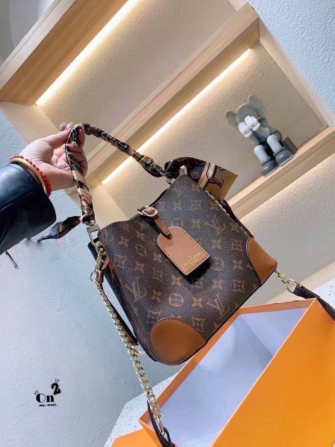 LV NeoNoe Monogram กระเป๋าสะพายทรงหรูหรา มีสไตล์ เป็นเอกลักษณ์ลงตัวสมบูรณ์แบบ จุของได้เยอะมาก ใบจริงสวยมากกกก ได้สวยก่อนใคร ต้องจัดแล้วจ้า พร้อมส่งความสวยที่นี่ ที่เดียว!!