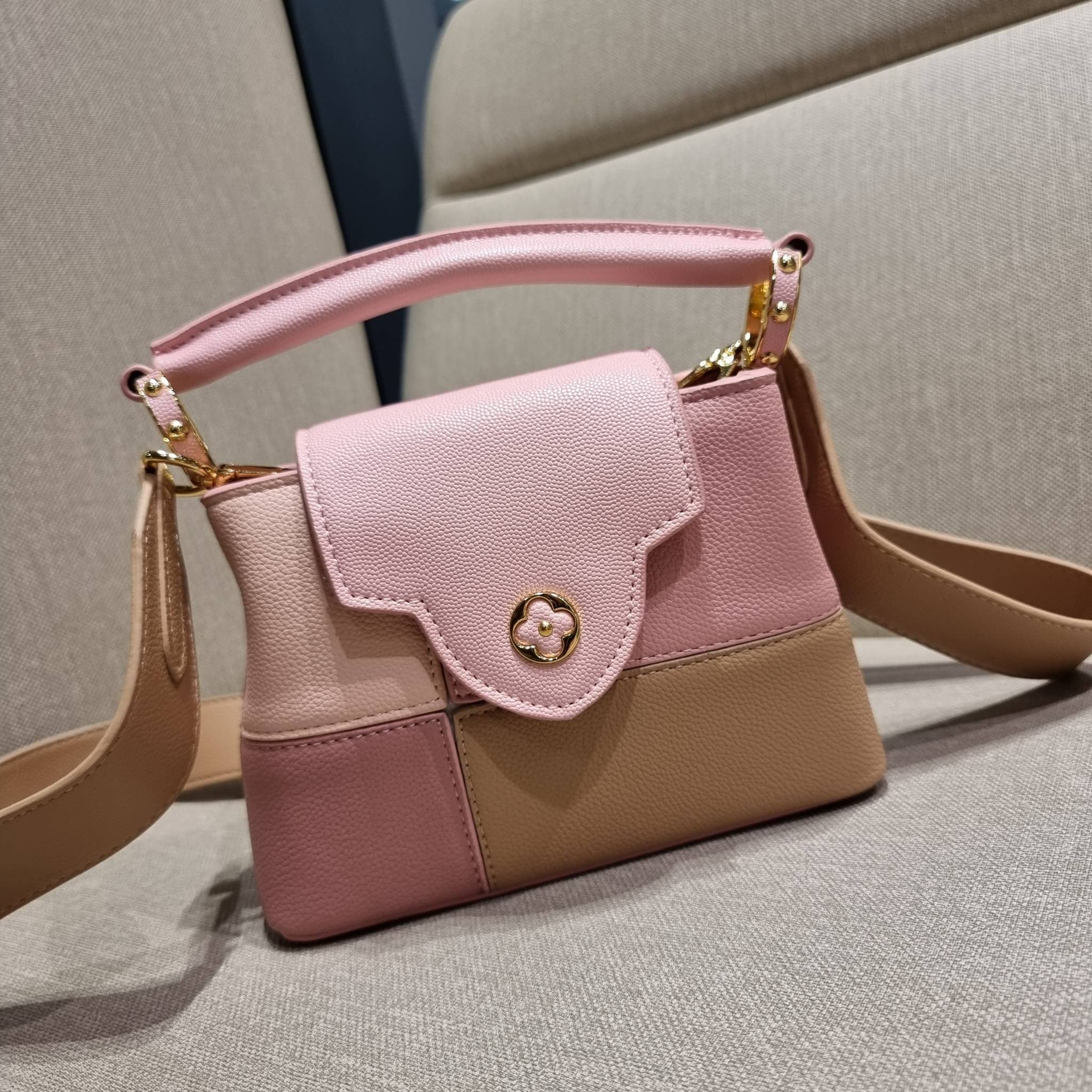 LV capucines mini top handle VIP ที่สุดของความสวยในราคาเบาๆ กระเป๋าถือสุดหรู ดีไซน์ทรงคลาสสิค ที่รอบนี้มาในไซส์มินิ ดีงามม้ากกกก!! มาพร้อมหูจับในตัว ด้วยรูปทรงวินเทจและวัสดุหนังลูกวัว ขับผิว ทำให้ไอเท็มนี้สะกดทุกสายตาจริงๆ และยังมีลูกเล่นที่ฝาปิดกระเป๋า ท