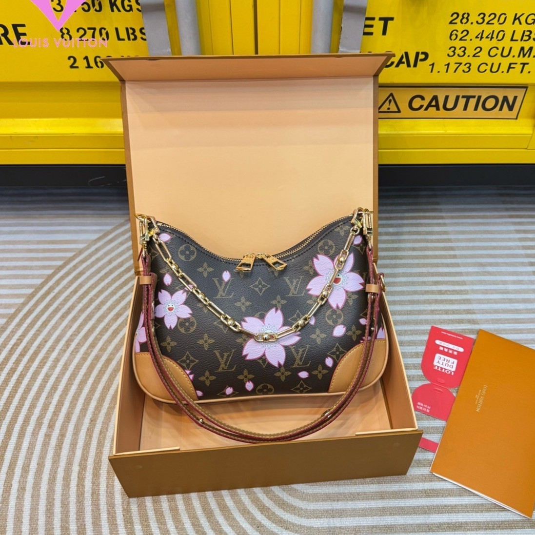 LV x TM Boulogne PM Cherry Blossom bag กระเป๋าสะพาย ดีไซน์คลาสสิครุ่นสุดปัง ปรับลุคให้มีชีวิตชีวาด้วยลายดอกไม้ซากุระเชอรี่บลอสซั่ม คอลใหม่สุดเอ็กซ์คลูซีฟ