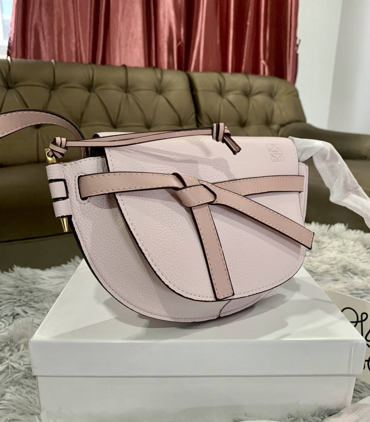 LOEWE Small Leather Gate Crossbody Bag VIP GIFT WITH PURCHASE (GWP) กระเป๋าถือหรือสะพาย Limited จาก LOEWE DUTYFREE COUNTER วัสดุ Canvas & Leather Calfskin หนังแท้ รูปทรงทันสมัย น้ำหนักเบามากค่ะ มาพร้อมสายสะพายยาวสามารถปรับระดับได้ เป็นอีกหนึ่งรุ่นฮิตกันมา