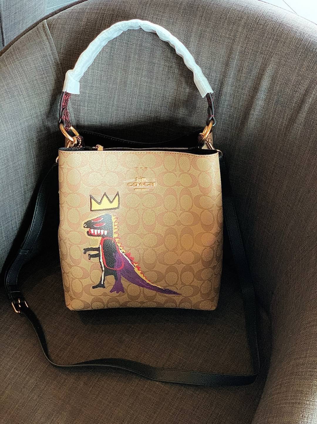 ใบใหญ่ตามมาติดๆ ห้ามพลาดค่า! Coach X Jean Michel Basquiat Town Bucket Bag In Signature Canvas ((C5787)) พร้อมส่งใบใหญ ใส่จุใจเลยจ้าา😘 กระเป๋าทรงถังใหญ่ วัสดุหนังแคนวาส หนังนิ่มสวยงาม 💥จุดเด่นคือเพนท์รูปก็อตซิล่าสวมมงกุฏ เป็นการออกแบบโดยการ