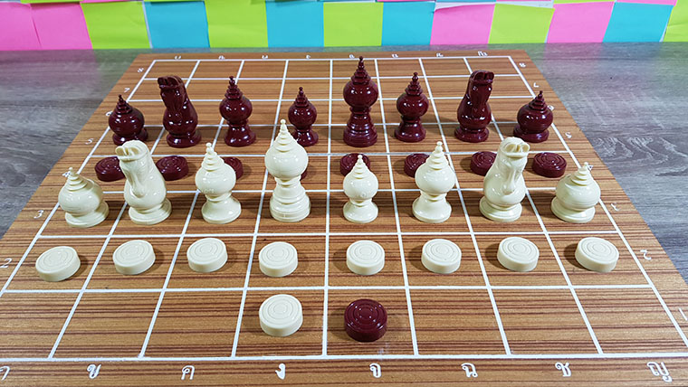 ชุดหมากรุกไทยตัวหมากปตท.(PTT)พร้อมกระดานไม้พับขนาด44x45 cm.