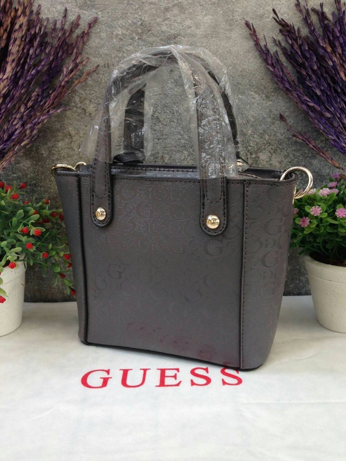 GUESS DELANEY SAFFIANO MINI CROSSBODY BAG WITH STAR กระเป๋าถือหรือสะพาย GUESS FACTORY วัสดุหนังลาย Saffiano ประดับอะไหล่เงินรูปดาวสุดชิค ขนาดกำลังดี น้ำหนักเบา ด้านหน้าประดับ logo พร้อมกับ พวงกุญแจ Signature แบรนด์ที่หูหิ้ว ถอดเเยกใช้ได้ เปิดปิด ด้วยซิป ภ