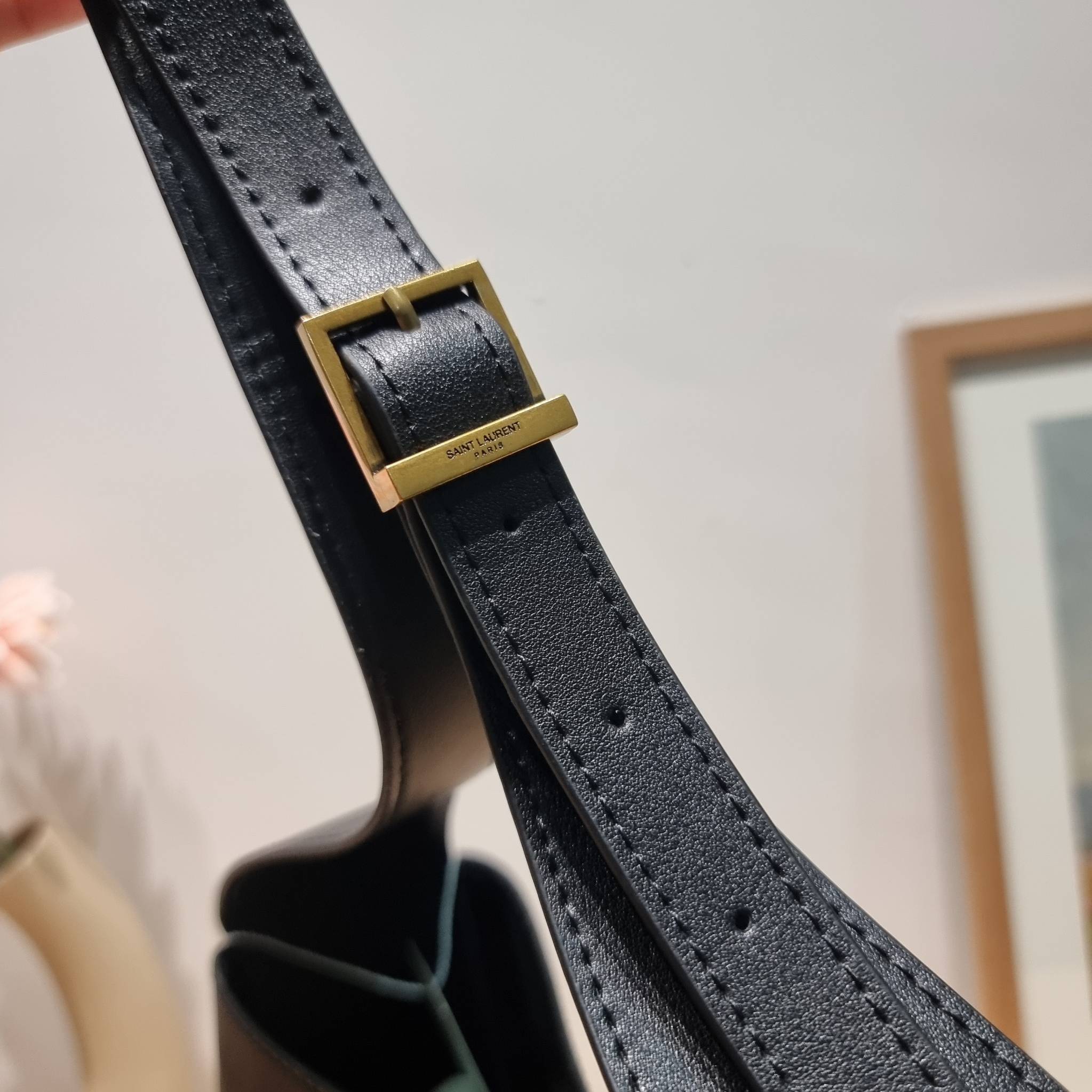 YSL LE 5 À 7 SOFT SMALL IN SMOOTH LEATHER รุ่นยอดฮิต ที่ใครๆก็ต้องมีครอบครอง กับกระเป๋าสะพายทรงโฮโบ ดีไซน์สุดคลาสสิค