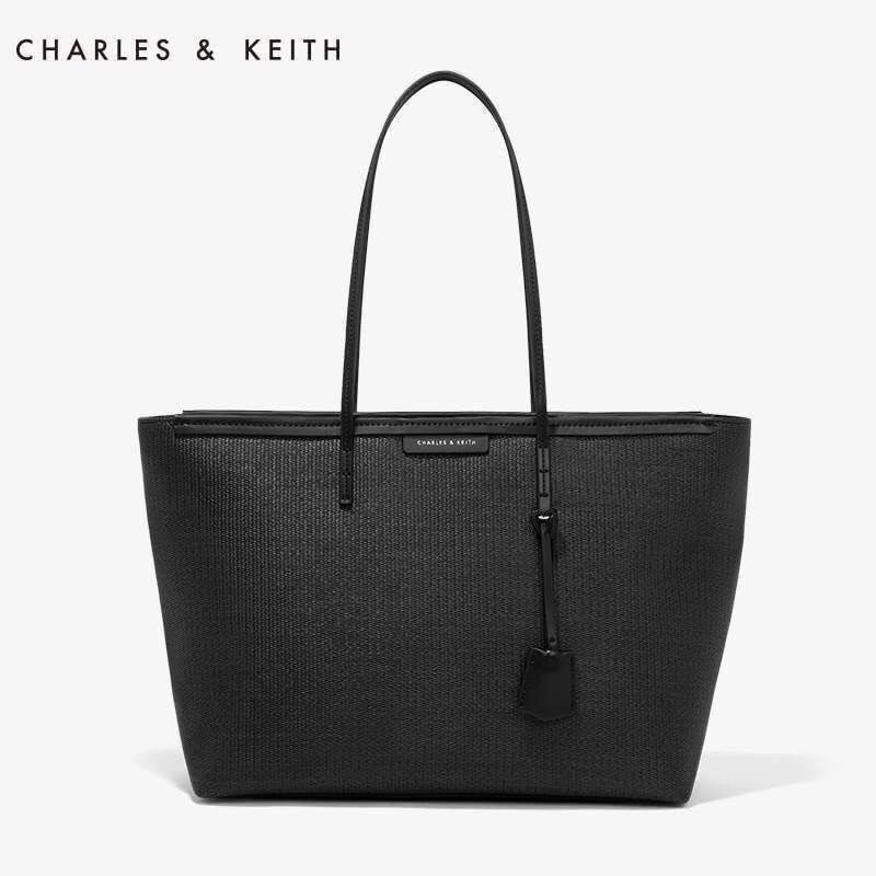 Charles & Keith Black Textured Tote Bag ฮอตฮิตตลอดกาลสำหรับรุ่นนี้ รุ่นยอดนิยม!! มากี่รอบกี่รอบก็ขายดี ใครไม่มีรุ่นนี้ติดตู้ไว้ถือว่าเชยมาก(!!) กระเป๋าสะพายทรง Shopping bag ใบใหญ่จุของได้ใจ น้ำหนักเบา โดดเด่นด้วย Textured วัสดุสานรอบใบ ตัดขอบหนัง สวยอยู่ท